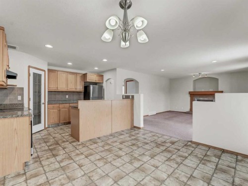 18 Vista Close Se, Medicine Hat, AB - Indoor Photo Showing Kitchen