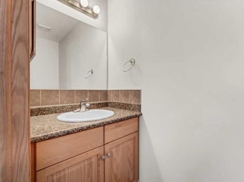 18 Vista Close Se, Medicine Hat, AB - Indoor Photo Showing Bathroom