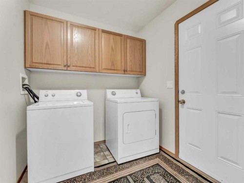 18 Vista Close Se, Medicine Hat, AB - Indoor Photo Showing Laundry Room