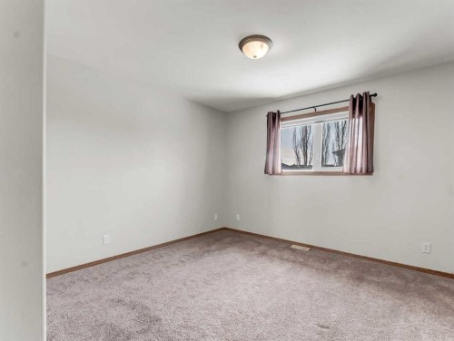 18 Vista Close Se, Medicine Hat, AB - Indoor Photo Showing Other Room
