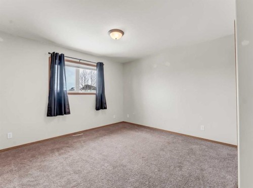 18 Vista Close Se, Medicine Hat, AB - Indoor Photo Showing Other Room