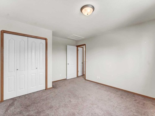 18 Vista Close Se, Medicine Hat, AB - Indoor Photo Showing Other Room
