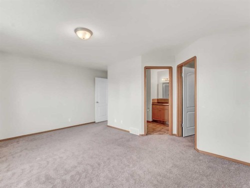 18 Vista Close Se, Medicine Hat, AB - Indoor Photo Showing Other Room