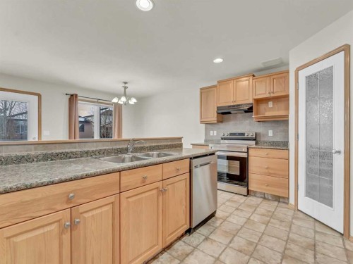 18 Vista Close Se, Medicine Hat, AB - Indoor Photo Showing Kitchen With Double Sink