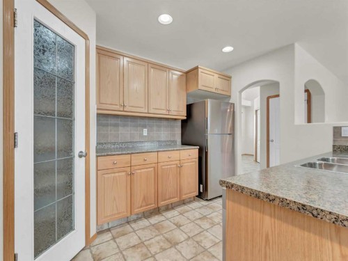 18 Vista Close Se, Medicine Hat, AB - Indoor Photo Showing Kitchen With Double Sink