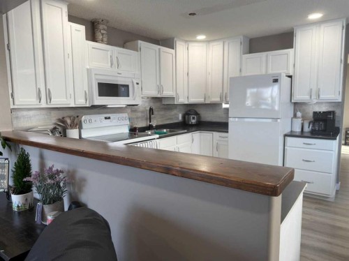 209 2 Street West, Bow Island, AB - Indoor Photo Showing Kitchen