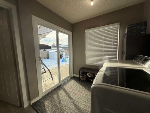 209 2 Street West, Bow Island, AB - Indoor Photo Showing Other Room