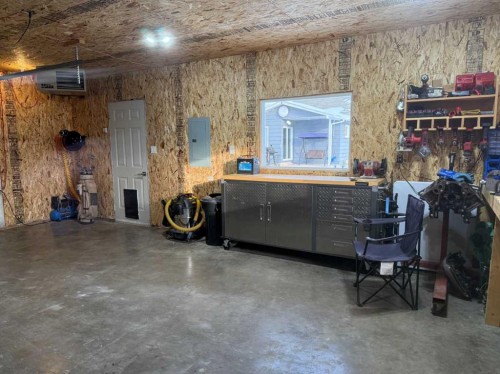 209 2 Street West, Bow Island, AB - Indoor Photo Showing Garage