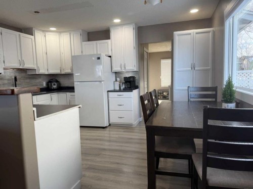 209 2 Street West, Bow Island, AB - Indoor Photo Showing Kitchen