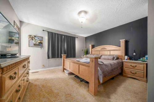 938 5 Street Se, Redcliff, AB - Indoor Photo Showing Bedroom