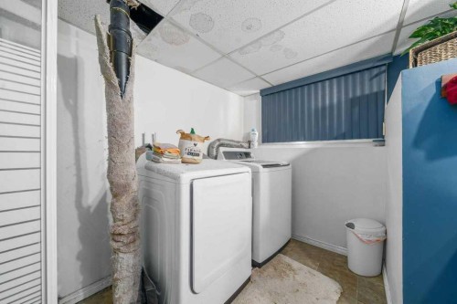 938 5 Street Se, Redcliff, AB - Indoor Photo Showing Laundry Room