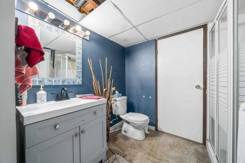 938 5 Street Se, Redcliff, AB - Indoor Photo Showing Bathroom