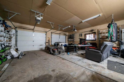 938 5 Street Se, Redcliff, AB - Indoor Photo Showing Garage