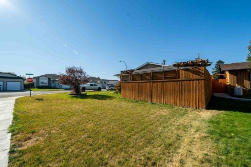 938 5 Street Se, Redcliff, AB - Outdoor