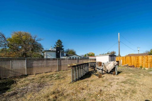 938 5 Street Se, Redcliff, AB - Outdoor
