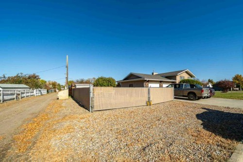 938 5 Street Se, Redcliff, AB - Outdoor