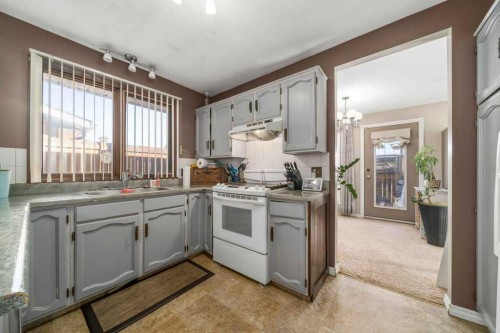 938 5 Street Se, Redcliff, AB - Indoor Photo Showing Kitchen