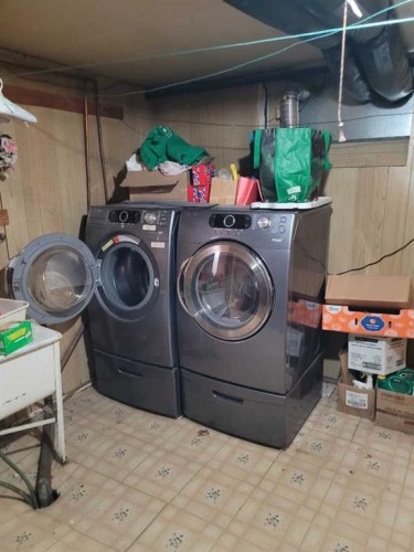 A-819A 5 Street Se, Medicine Hat, AB - Indoor Photo Showing Laundry Room