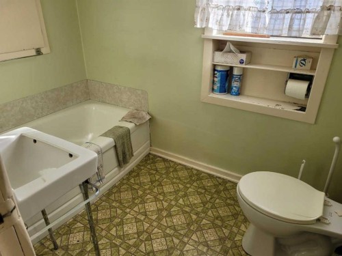 A-819A 5 Street Se, Medicine Hat, AB - Indoor Photo Showing Bathroom