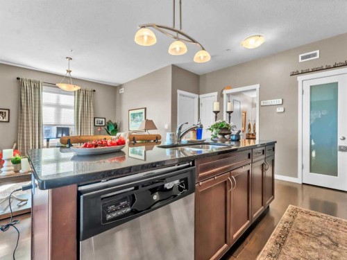 121-19 Terrace View Ne, Medicine Hat, AB - Indoor Photo Showing Kitchen