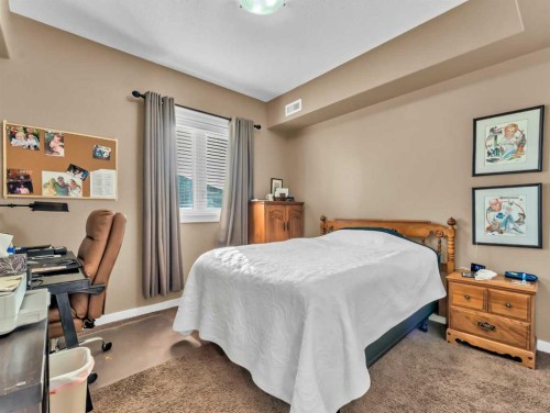 121-19 Terrace View Ne, Medicine Hat, AB - Indoor Photo Showing Bedroom