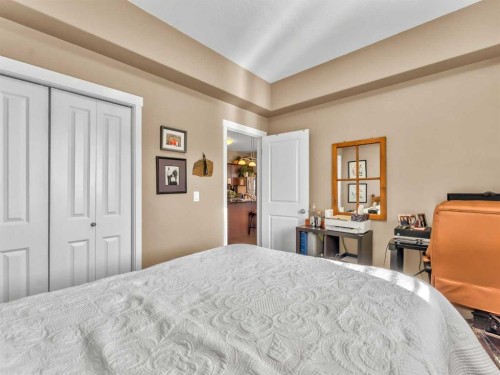 121-19 Terrace View Ne, Medicine Hat, AB - Indoor Photo Showing Bedroom