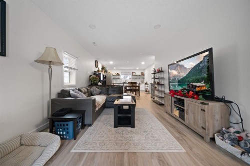 230 3 Street Se, Medicine Hat, AB - Indoor Photo Showing Living Room