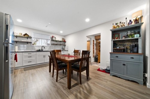 230 3 Street Se, Medicine Hat, AB - Indoor Photo Showing Dining Room