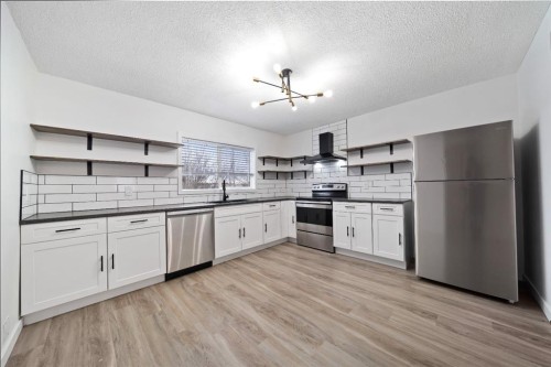 230 3 Street Se, Medicine Hat, AB - Indoor Photo Showing Kitchen With Upgraded Kitchen