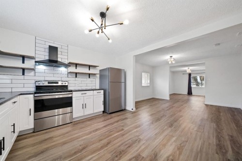 230 3 Street Se, Medicine Hat, AB - Indoor Photo Showing Kitchen With Upgraded Kitchen