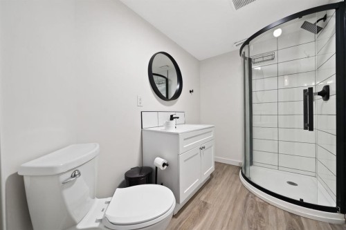 230 3 Street Se, Medicine Hat, AB - Indoor Photo Showing Bathroom