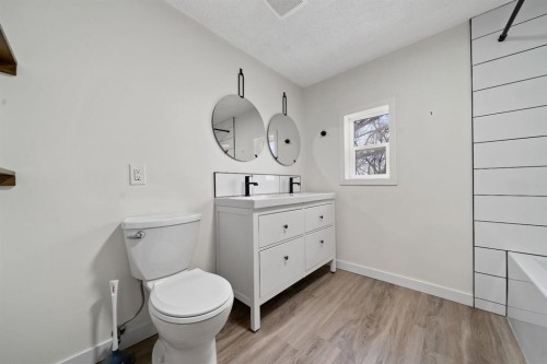 230 3 Street Se, Medicine Hat, AB - Indoor Photo Showing Bathroom