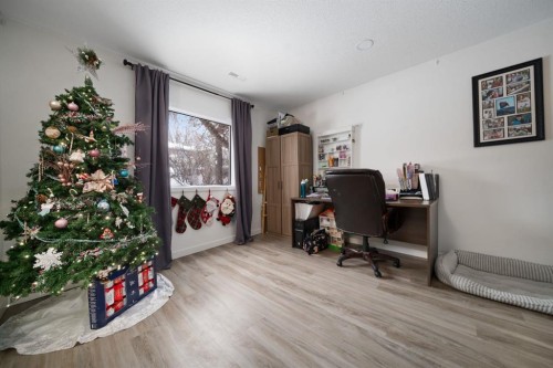 230 3 Street Se, Medicine Hat, AB - Indoor Photo Showing Office