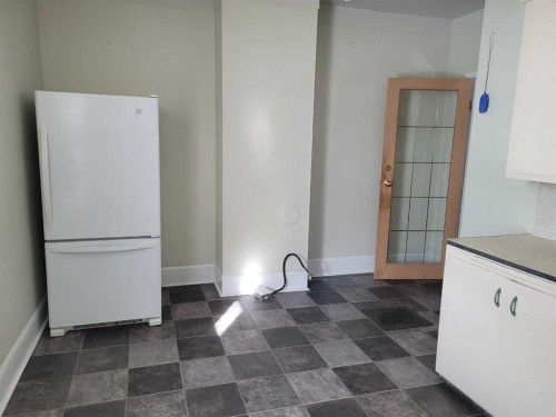 819A 5 Street Se, Medicine Hat, AB - Indoor Photo Showing Kitchen