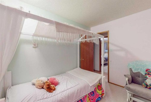 31 Rossdale Way Se, Medicine Hat, AB - Indoor Photo Showing Bedroom