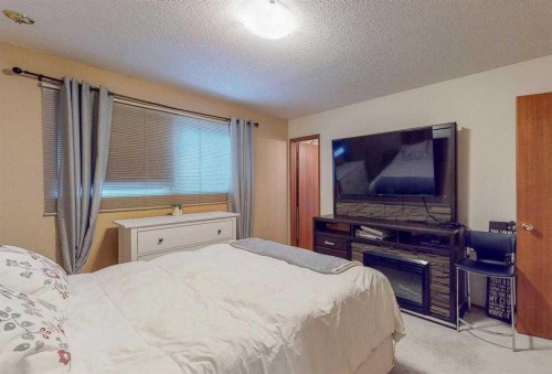 31 Rossdale Way Se, Medicine Hat, AB - Indoor Photo Showing Bedroom