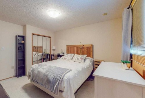 31 Rossdale Way Se, Medicine Hat, AB - Indoor Photo Showing Bedroom