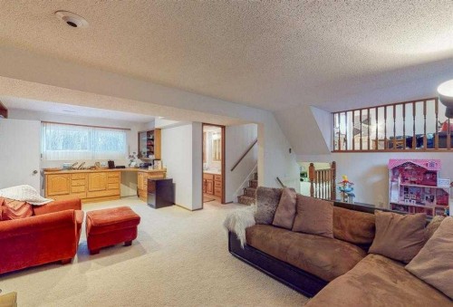 31 Rossdale Way Se, Medicine Hat, AB - Indoor Photo Showing Living Room