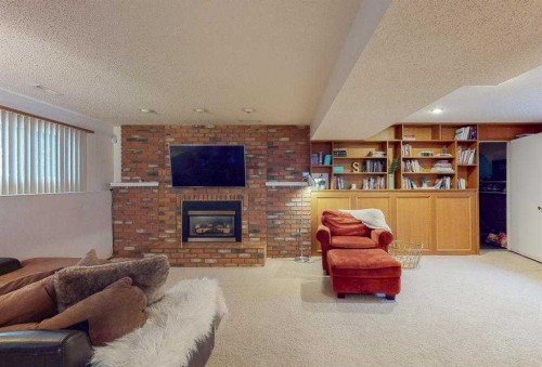 31 Rossdale Way Se, Medicine Hat, AB - Indoor Photo Showing Living Room With Fireplace