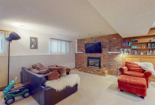 31 Rossdale Way Se, Medicine Hat, AB - Indoor Photo Showing Living Room With Fireplace