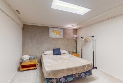 31 Rossdale Way Se, Medicine Hat, AB - Indoor Photo Showing Bedroom