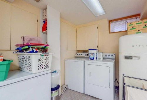 31 Rossdale Way Se, Medicine Hat, AB - Indoor Photo Showing Laundry Room