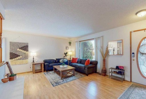 31 Rossdale Way Se, Medicine Hat, AB - Indoor Photo Showing Living Room