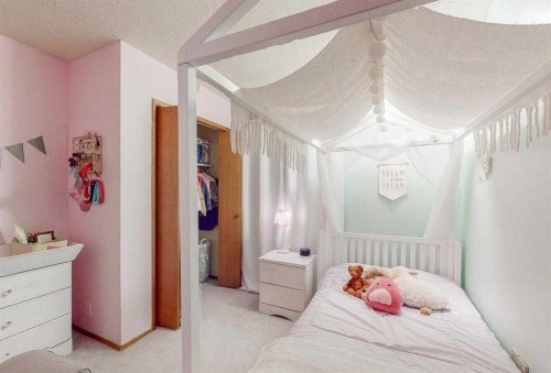 31 Rossdale Way Se, Medicine Hat, AB - Indoor Photo Showing Bedroom