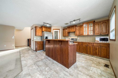 197 Vista Road, Medicine Hat, AB - Indoor Photo Showing Kitchen