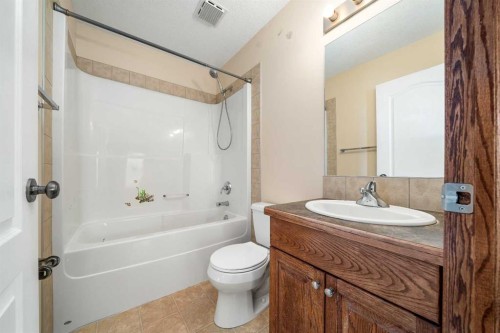 197 Vista Road, Medicine Hat, AB - Indoor Photo Showing Bathroom