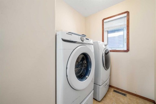 197 Vista Road, Medicine Hat, AB - Indoor Photo Showing Laundry Room