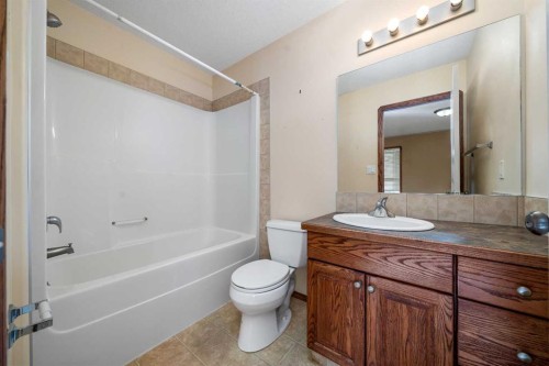 197 Vista Road, Medicine Hat, AB - Indoor Photo Showing Bathroom