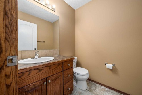 197 Vista Road, Medicine Hat, AB - Indoor Photo Showing Bathroom