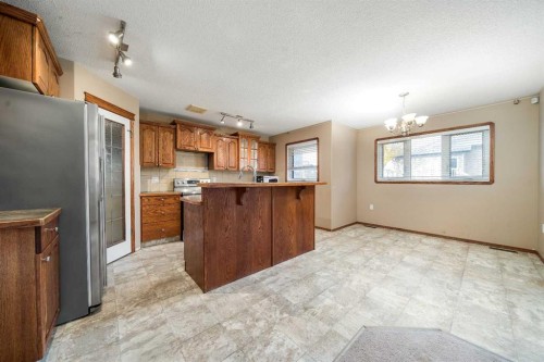 197 Vista Road, Medicine Hat, AB - Indoor Photo Showing Kitchen